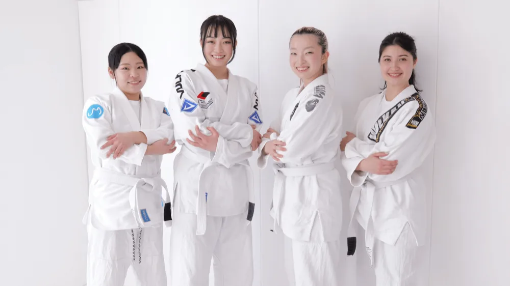 道着姿で並ぶ女性の会員さんたち